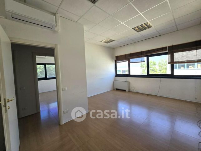 Ufficio in commerciale in Strada Provinciale Colligiana