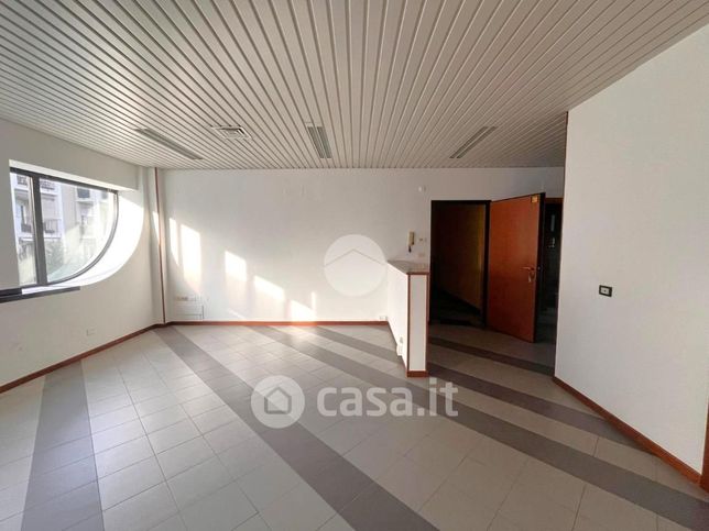 Ufficio in commerciale in Via Alcide de Gasperi 9