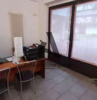 Ufficio in commerciale in Via Vincenzo Bellini 13