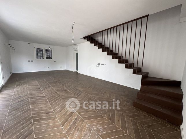 Casa bi/trifamiliare in residenziale in