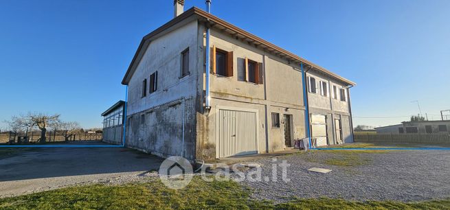 Casa bi/trifamiliare in residenziale in Strada Riello 20