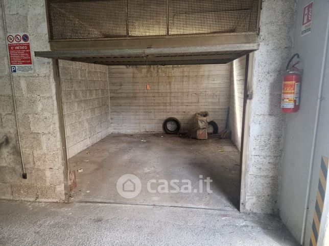 Garage/posto auto in residenziale in Viale Abramo Lincoln 188