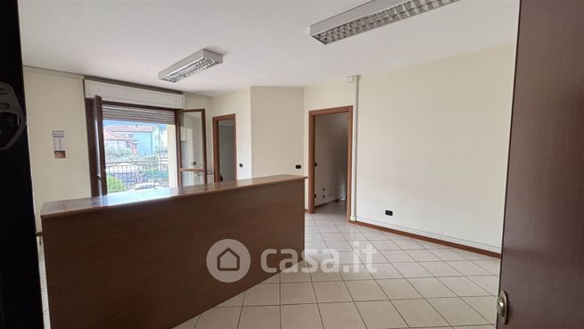 Ufficio in commerciale in 