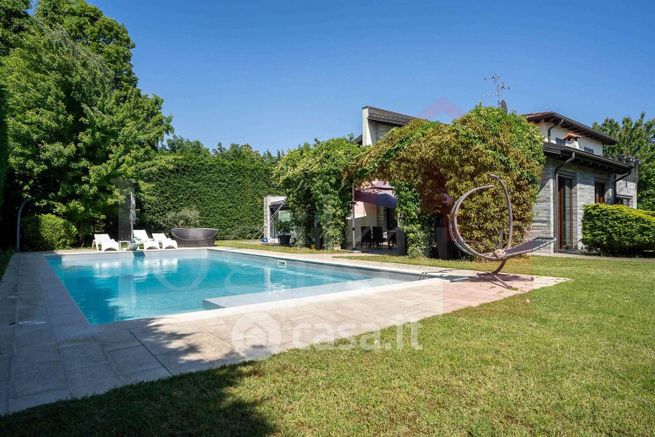Villa in residenziale in Via Bonomi Ottavio 4