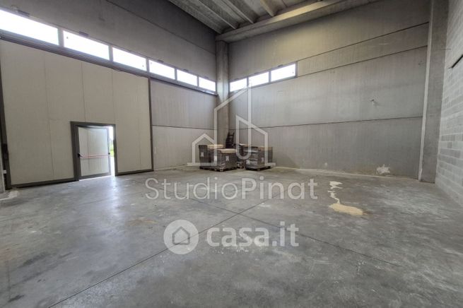 Capannone in commerciale in 
