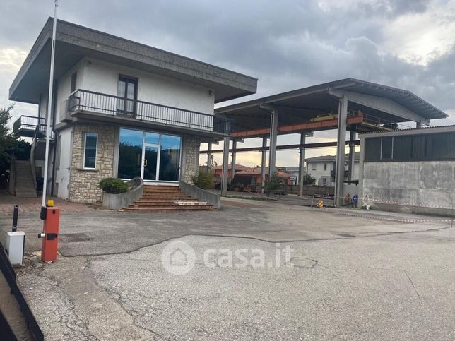 Capannone in commerciale in Via U. Foscolo