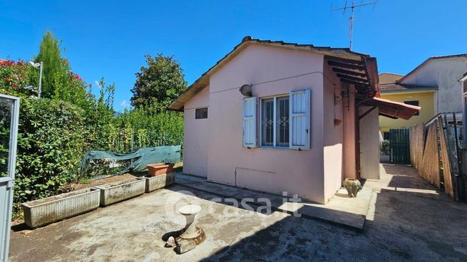 Casa bi/trifamiliare in residenziale in
