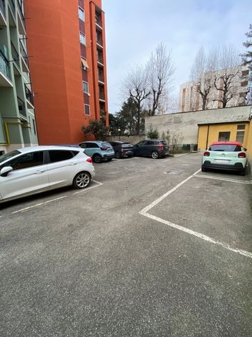 Box/posto auto in residenziale in Via Marco D'Agrate 14