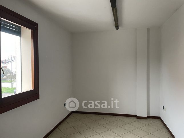 Ufficio in commerciale in Via ScapacchiÃ² Est