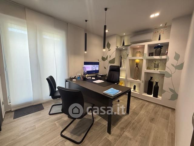 Ufficio in commerciale in Via Piave