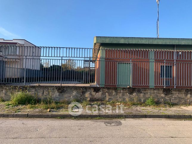 Capannone in commerciale in Via del Frasso