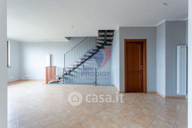 Villetta a schiera in residenziale in Via Lazio 11