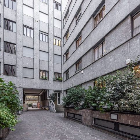 Attivitã /licenza (con o senza mura) in commerciale in Via Fontana 23