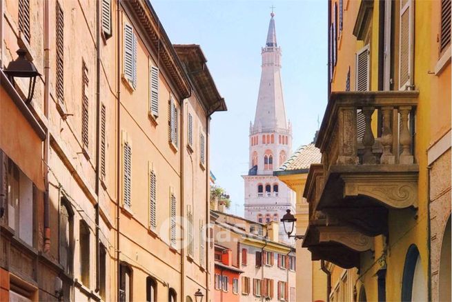 Attività/licenza (con o senza mura) in commerciale in Via Emilia Centro