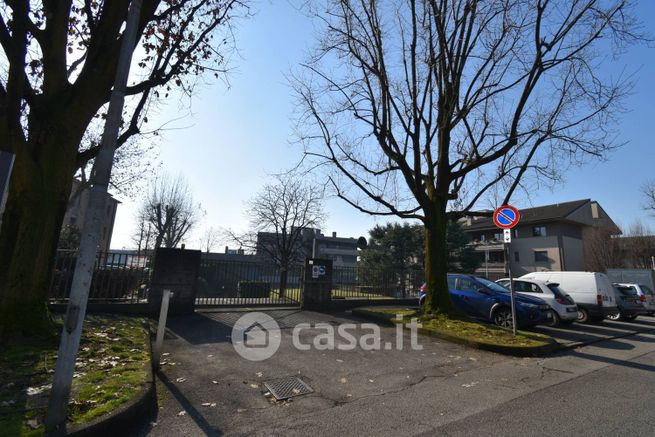 Garage/posto auto in residenziale in Via Brianza 9