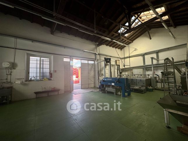 Capannone in commerciale in 