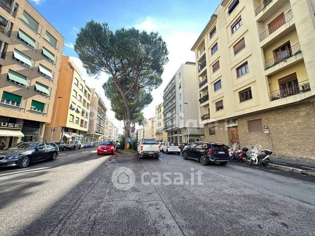 Attivitã /licenza (con o senza mura) in commerciale in Viale Eleonora Duse