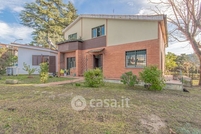 Villa in residenziale in Via Monte Rosa 26