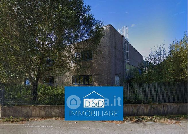 Capannone in commerciale in 