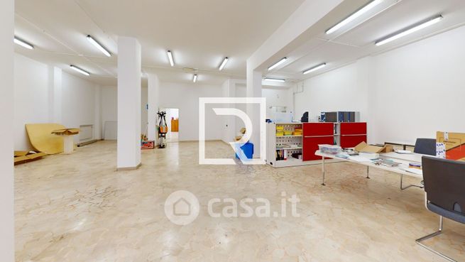 Ufficio in commerciale in 