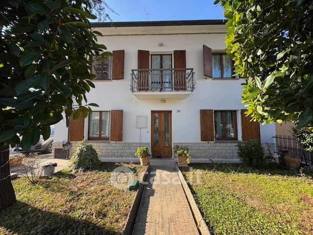 Casa indipendente in residenziale in 