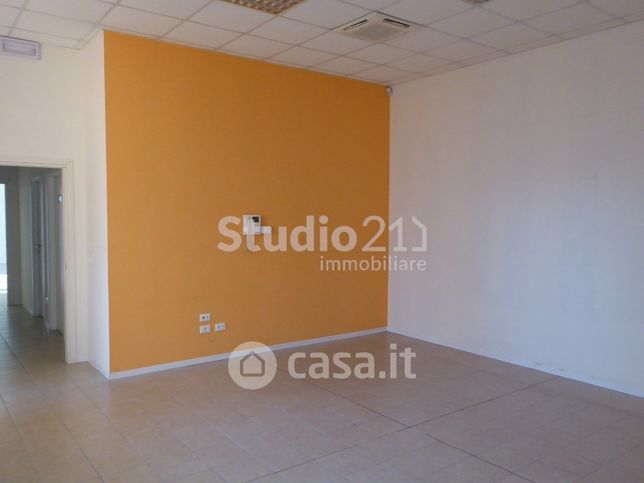 Capannone in commerciale in Via F.lli Cervi