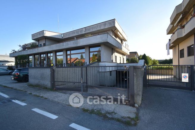 Box/posto auto in residenziale in Via Liguria 13