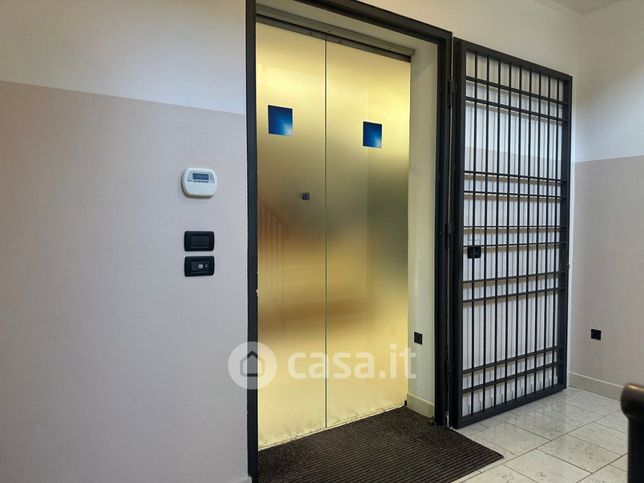 Ufficio in commerciale in Via B. Cellini