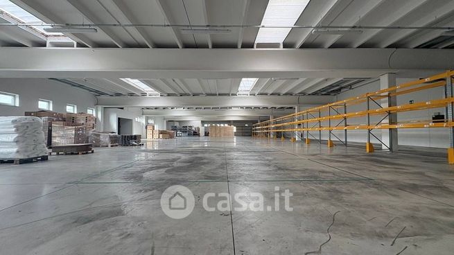 Capannone in commerciale in 