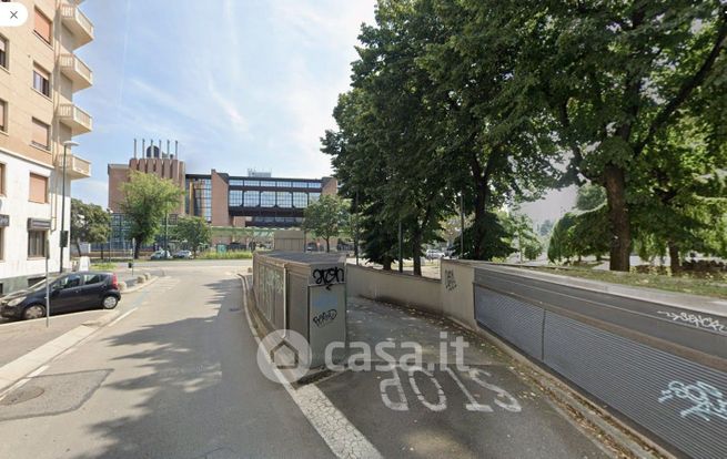 Box/posto auto in residenziale in Piazza Adriano 9