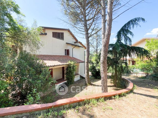 Villetta a schiera in residenziale in Via U. Foscolo