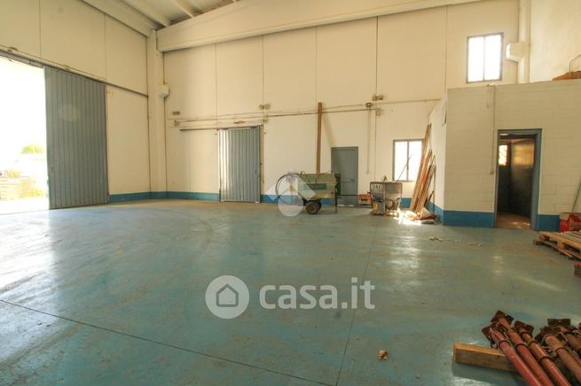 Capannone in commerciale in Via Praga