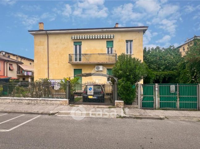 Casa indipendente in residenziale in Via Dolomiti 23