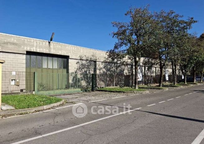 Capannone in commerciale in Via Monte Nero