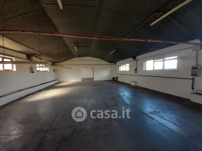 Capannone in commerciale in Strada Cretarola