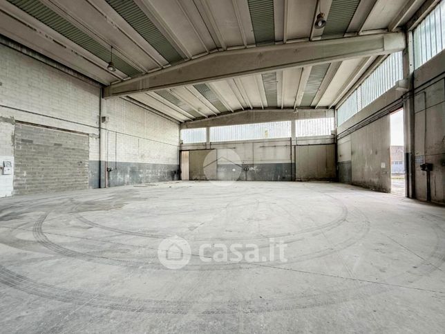 Capannone in commerciale in Viale Montecatini