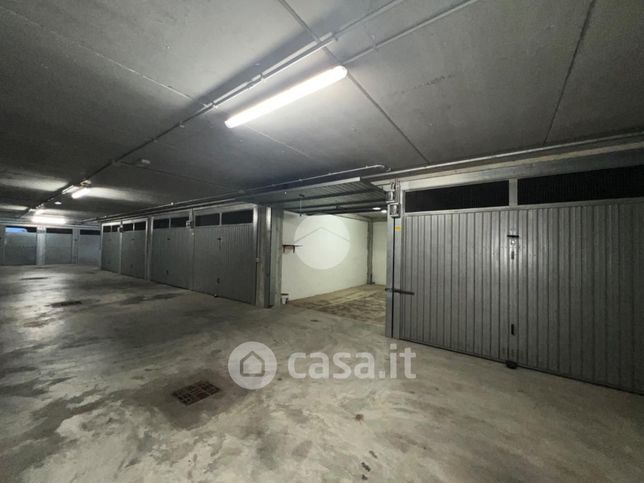 Box/posto auto in residenziale in Via Moliterno 7