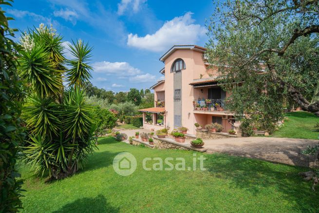 Casa bi/trifamiliare in residenziale in Via delle Spinareta 47
