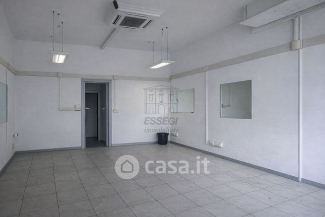 Negozio/locale commerciale in commerciale in Via Barsanti e Matteucci 43