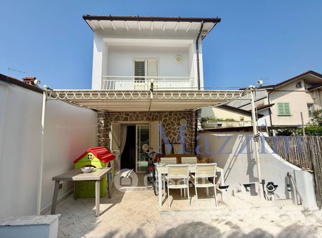 Casa bi/trifamiliare in residenziale in Via Agnelli