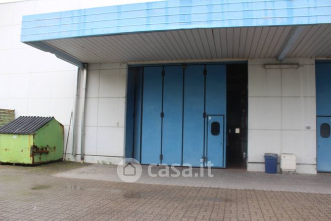Capannone in commerciale in Via per Cascina Amata 37