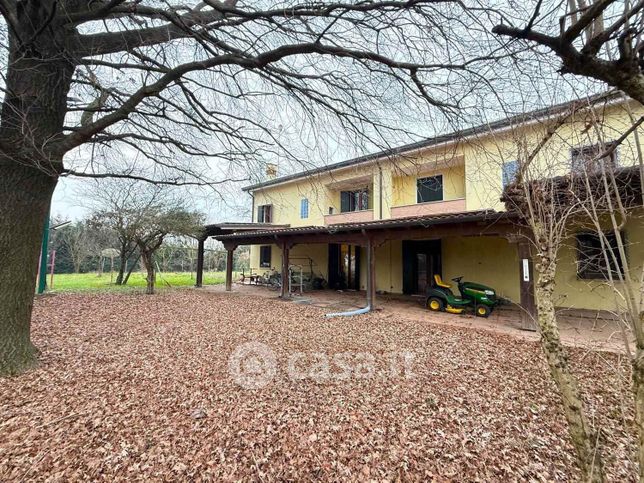 Casa bi/trifamiliare in residenziale in 