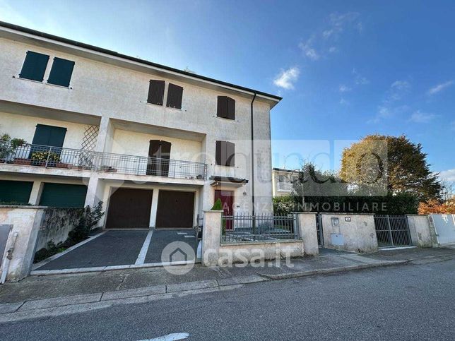 Casa bi/trifamiliare in residenziale in Via A. Mantegna 18