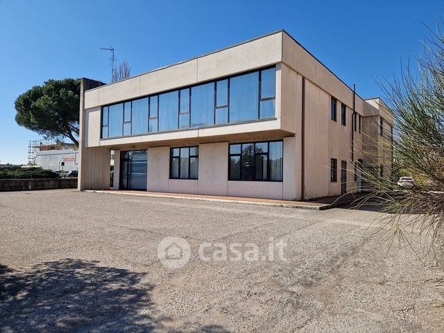Capannone in commerciale in Via Angelo Morettini 27
