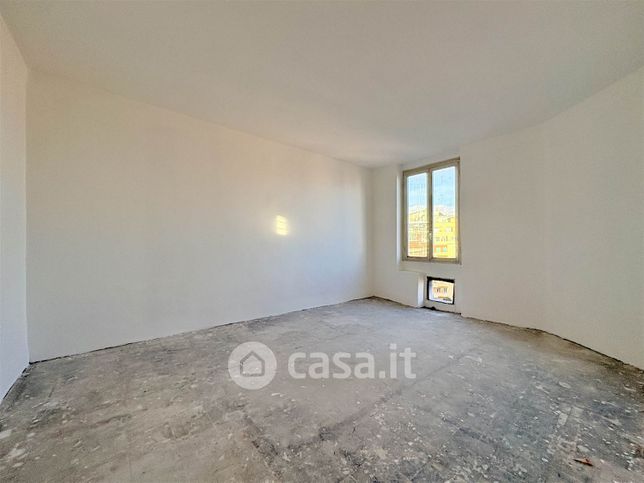 Capannone in commerciale in Viale delle Provincie 27