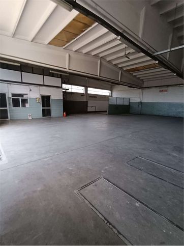 Capannone in commerciale in 
