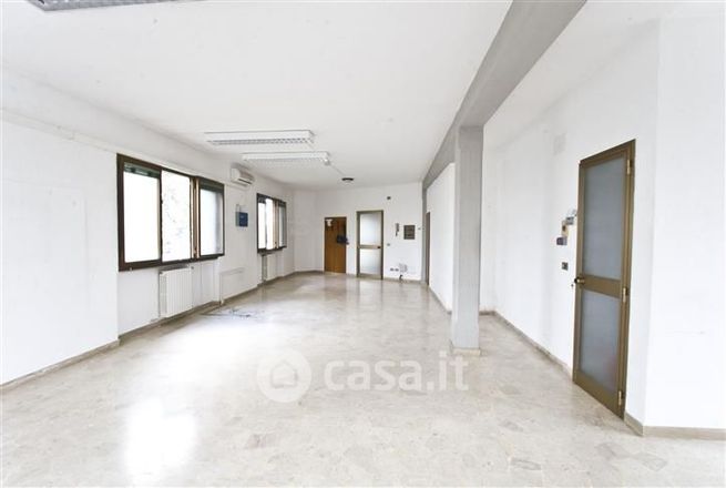 Ufficio in commerciale in 