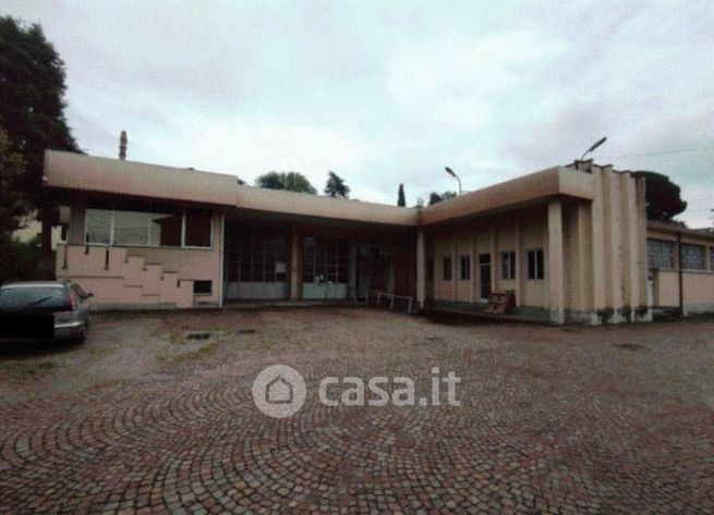 Capannone in commerciale in Via Monte Grappa 9