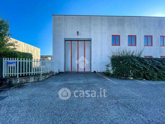 Capannone in commerciale in Via Ticino 5