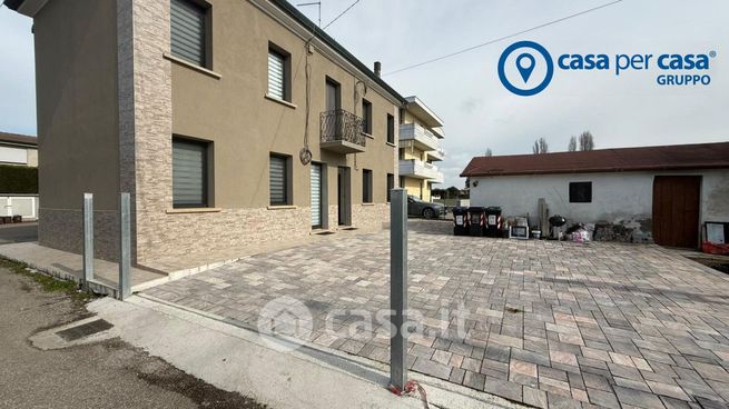 Casa bi/trifamiliare in residenziale in Via Adige 5